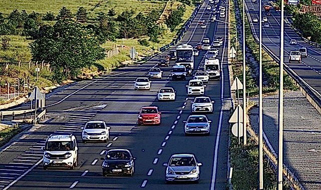 Belediye sınırları içinden geçen devlet ve il yolları ile ilgili araç park yerlerinin belirlenmesine dair işlemlerde Karayolları Genel Müdürlüğünün uygun görüşünün alınması gerektiği